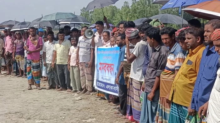 কুড়িগ্রামে নৌকা ঘাটে অতিরিক্ত অর্থ আদায় বন্ধের দাবিতে চরবাসীর মানববন্ধন